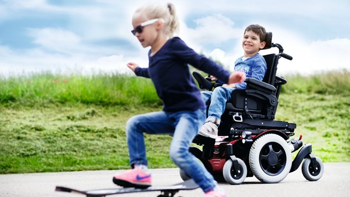 Ocena urządzeń mobilnych z napędem a upośledzenie funkcji poznawczych: przegląd systematyczny