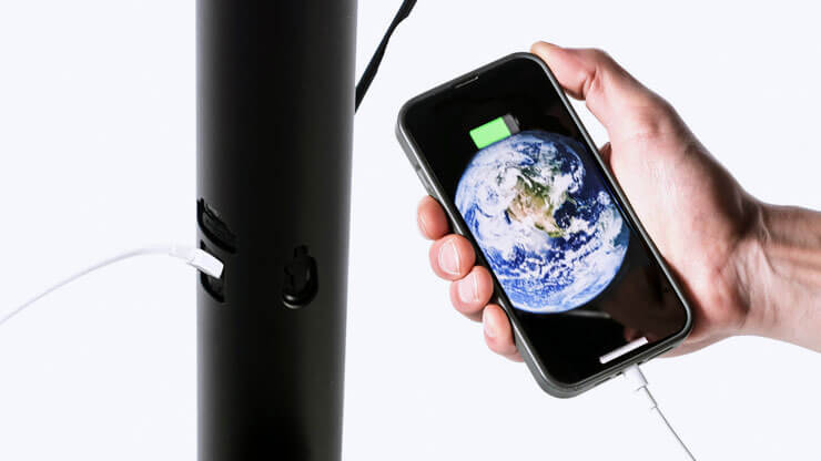 Port ładowania USB i uchwyt na telefon