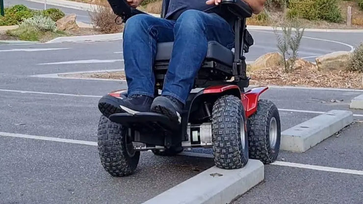 Pokonuje krawężniki na śniadanie